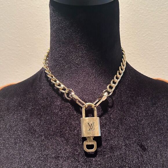 Louis Vuitton #311 Lock and Key Gold Brass with new unbranded chain - Picture 1 of 6